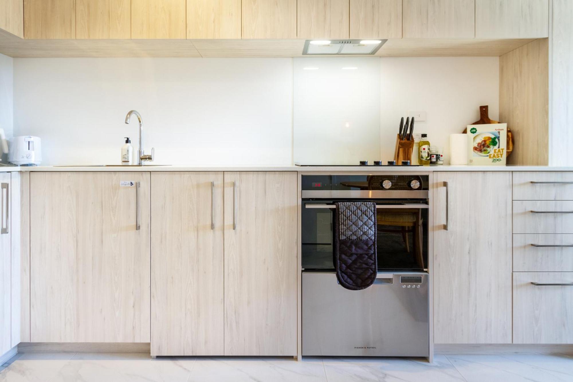 Downtown Delight: Studio At 8 Wilmer With Backyard Christchurch Exterior foto